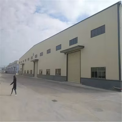 Prefabbricazione, nuove tecnologie, progettazione, moderna officina per strutture in acciaio